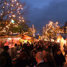 Les allées encombrées du marché de Noël bordelais en 2009