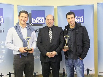 Julien Desprez et Tony Estanguet, Prix France Bleu entourent Gabriel Valdisserri 