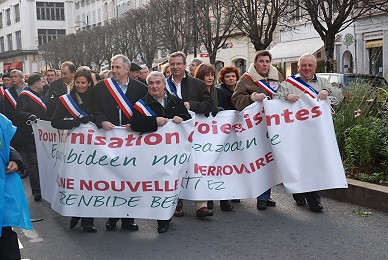 Les élus en tête de la manifestation anti LGV à Bayonne