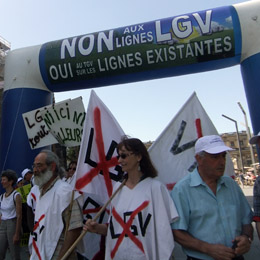 Manifestation anti-LGV organisée Place Pey Berland à Bordeaux, en réaction à la signature de la convention de financement de la LGV Tours-Bordeaux