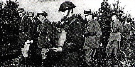 Le général de Gaulle en Angleterre, 1942, entouré d'un groupe d'officiers dont Edgard Darier. Photo Maud Haymovici tous droits réservés.