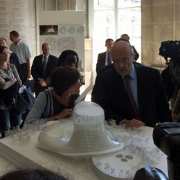 Alain Juppé face à la maquette exposée dans le hall d'honneur de la Mairie de Bordeaux , jusqu'au 30 mai