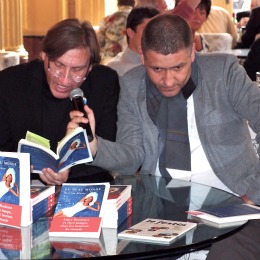 Eric Puech lit le Camus d'Olivier Mony 50 ans de Beau Monde au Café de l'Opéra de Bordeaux