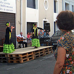 Démonstrations de danses sévillanes organisées par un des restaurant partenaire du Off du Festival Arte Flamenco