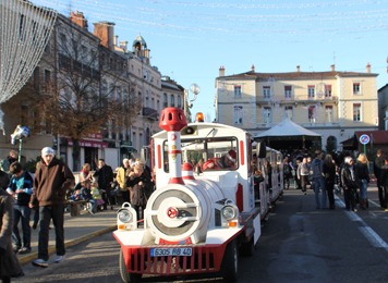 Le petit train gratuit assure la promenade dans le centre ville montois aux couleurs de Noël