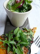 Salade de roquette et sa Tarte fine au yaourt de Brebis, canard séché