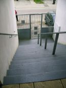 Une entrée « handicapée » et un balcon « baignoire »
