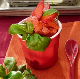 Sorbet aux fraises, infusion de basilic et sa feuillantine