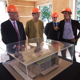 Alain Rousset (à gauche) en visite de chantier, face à la maquette de la maison Simbioso