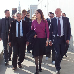Aurélie Filippetti arrivant à Cap Sciences entre Bernard Alaux et Alain Rousset