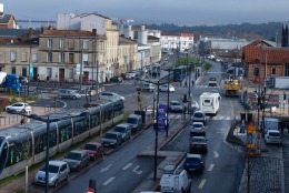 Que ce soit rive gauche ou rive droite, à la sortie du pont des feux de signalisation attendent les automobilistes