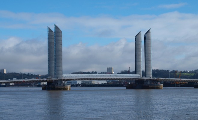 Le pont Chaban-Delmas est le sixième franchissement de la Garonne à Bordeaux.