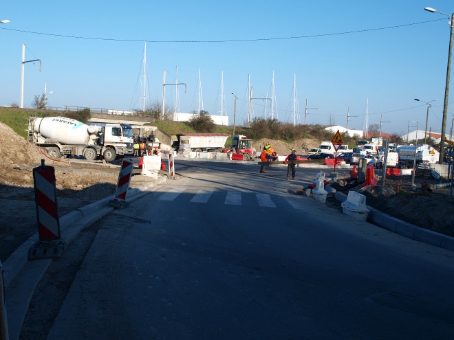 Derniers coups de pioche pour les aménagements autour du pont. Inauguration, le 17 mars.