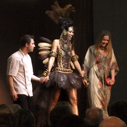 Un des modèle du défilé de robe en chocolat entouré du duo chocolatier, créatrice
