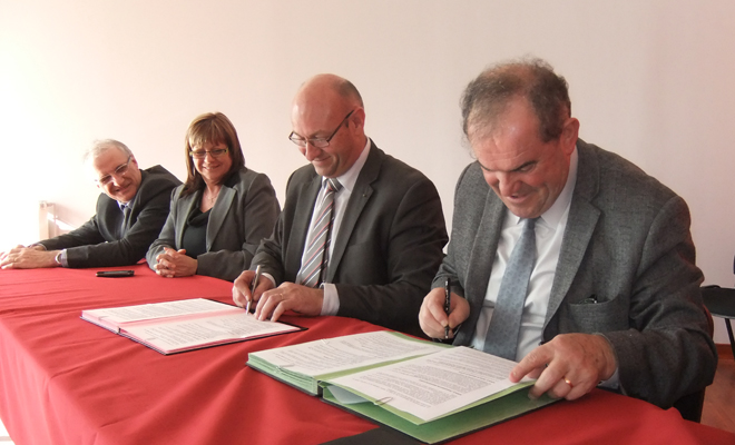 Signature de la convention de partenariat entre Georges Labazée (Président CG 64) et Francis Massé (Président Safer AA)