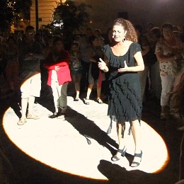 Alicia Gil, invitée surprise du Fin de fiesta, chantant au milieu du public