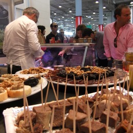 Sur le stand institutionnel, des gourmadises aquitaines ont accueilli la délégation officielle, et étaient également à la vente à travers les produits de la Maison Paris