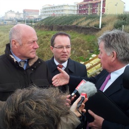Alain Rousset et Renaud Lagrave constatant les dégâts causés par la houle et les fortes marée du début d'année 2014