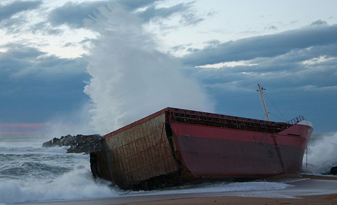 Hier, en fin d'après midi, les vagues attaquaient la coque de l'avant du bateau échoué sur le sable