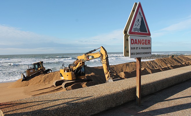 2014: construction d'un mur de sable devant le casino de Biarritz
