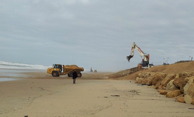 23 janvier 2013: les pelleteuses sur la plage centrale de Lacanau ré-ensablent et consolident la plage
