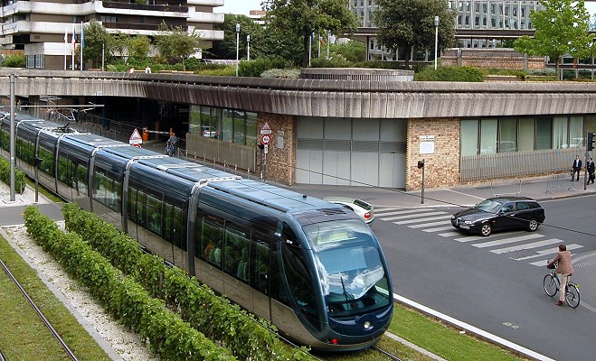 Bordeaux - Tramway dans le quartier Mériadek