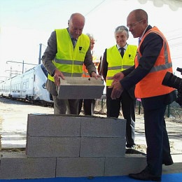 Pose de la première pierre pierre par Alain Rousset et Alain Le Vern au coté de Bernard Uthurry, Vice président du Conseil régional d'Aquitaine en charge des infrastructures