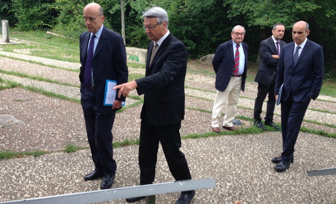 Alain Juppé visite les lieux des futures Cascades de Garonne, à Lormont, en compagnie de son maire Jean Touzeau.