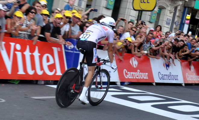 Thibaut Pinot, maillot blanc, meilleur jeune est troisième avant l'arrivée à Paris. 