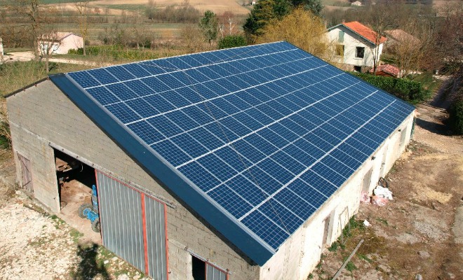 Diversification du revenu: des panneaux photovoltaïques installés sur un bâtiment d'exploitation chez un adhérent