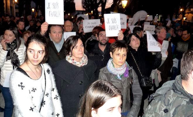 Une foule silencieuse devant l'hôtel de ville de Pau