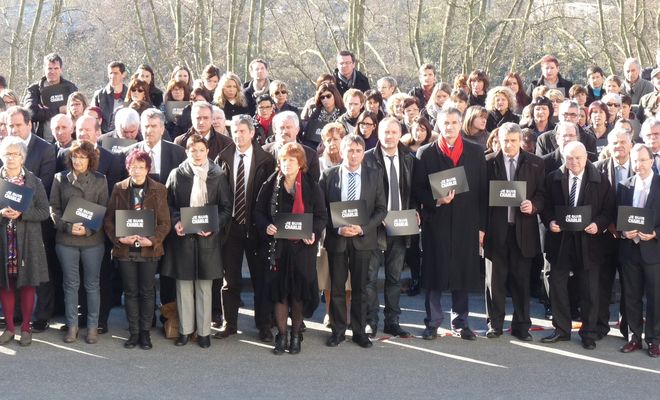 Elus et membres du personnel du Conseil général ont observé une minute de silence, à la mi-journée, en hommage aux victimes de l'attentat commis à Charlie Hebdo