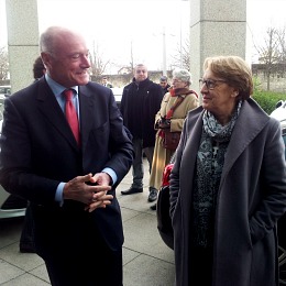 Alain Rousset accueillant, Marylise Lebranchu devant l'Hôtel de Région