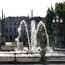 Prato della vale , une des plus grandes places européennes. 