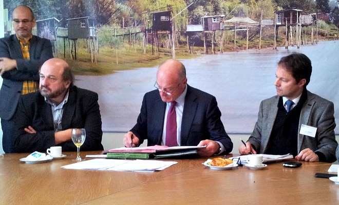 Alain Rousset, entouré d'Hervé Le Treut et Laurent Bergeot lors de la signature de la convention de partenariat entre la Région et l'Agence de l'Eau Adour-Garonne