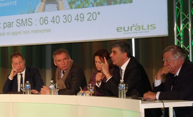 A la tribune (de g. à d.) : Christian Pèes, François Bayrou, Pascale Hébel, David Habib et Jean Glavany