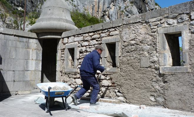 Six détenus restaurent le fort du XIXe siècle en découvrant le métier de maçon