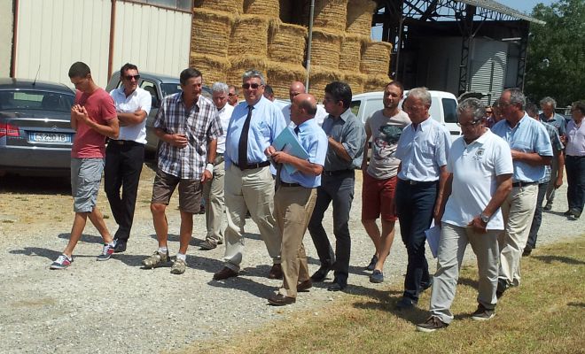 Le préfet Pierre Dartout (au centre) a visité de l'exploitation de Bernard Campas (à gauche du préfet) dans la continuité des échanges avec les agriculteurs