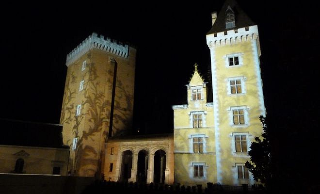 La façade du château de Pau, illuminée