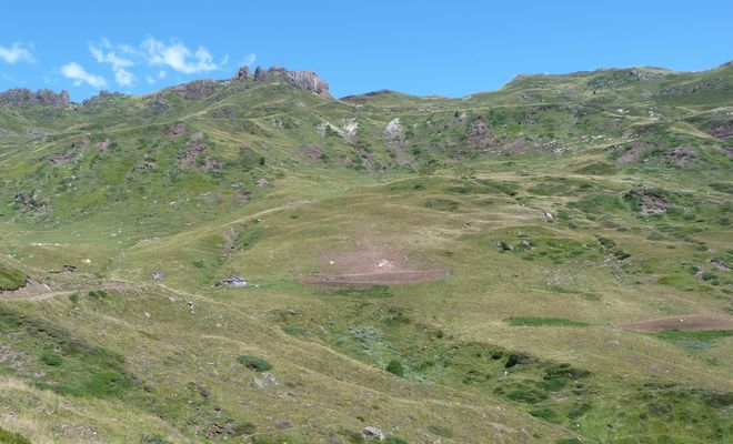 L'estive de la cabane Grosse, perdue à flanc de montagne, avec les troupeaux qui broutent en avançant (en haut à droite)