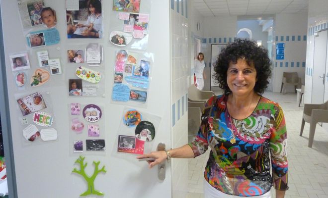 Chantal Manescau, la directrice, devant des photos de bébés envoyées par d'anciennes curistes