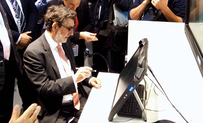 Alain Anziani teste la technologie de la formation immersive à la maintenance sur le stand de Thalès lors de l'ADS show 2016