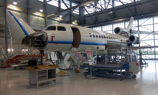 Un avion Falcon en maintenance dans les nouvelles installations DFS à Mérignac
