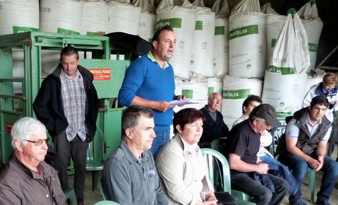 Pierre Duplantier, président cantonal de la FDSEA, animait les débats aux côtés de Gauthier Moureu, jeune agriculteur à Mazerolles