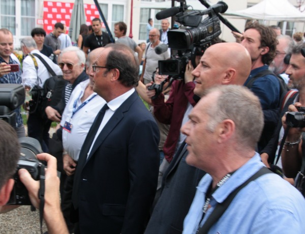 Mardi 22 août, bain de foule pour François Hollande dans les jardins de l'hôtel Mercure d'Angoulême
