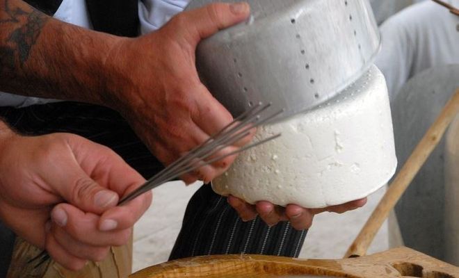 Une démonstration de fabrication de fromage à Laruns