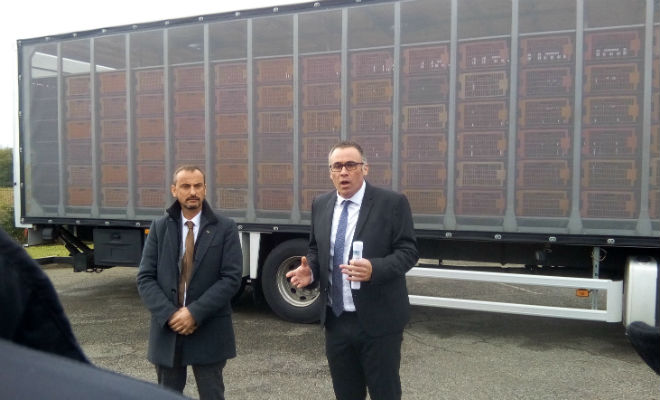 Christophe Chabot, représentant transport Mousset et Franck Saint-Genez, directeur industriel de Delpeyrat, devant un camion équipé aux mesure de biosécurité