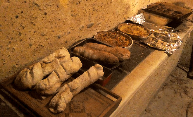 Quelques uns des pains, tartes ou biscuits cuits au four à pain du village de Morlanne