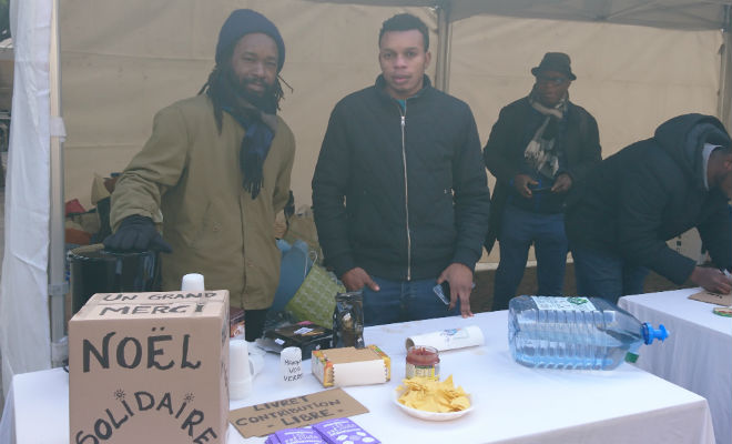 Thierno Tata en compagnie d'un migrant originaire du Nigeria lors du Noël solidaire organisé place Camille Jullian à Bordeaux