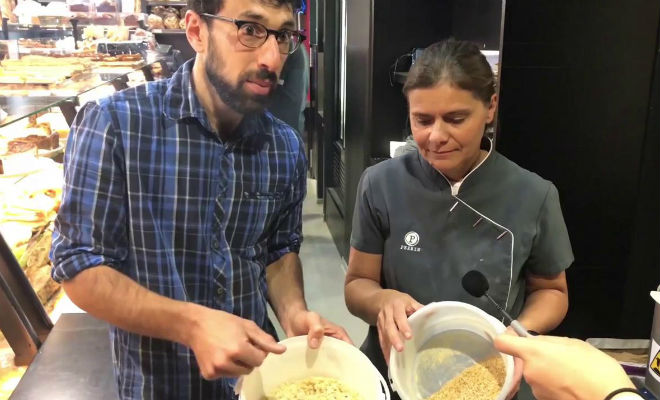 Franck Wallet, fondateur d'Expliceat, et Mme Perrin, gérante de la boulangerie Perrin, en train de faire une démonstration du crumbler 